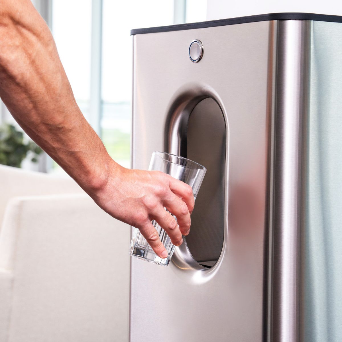 Kara Pure 2 dispensing water into a glass